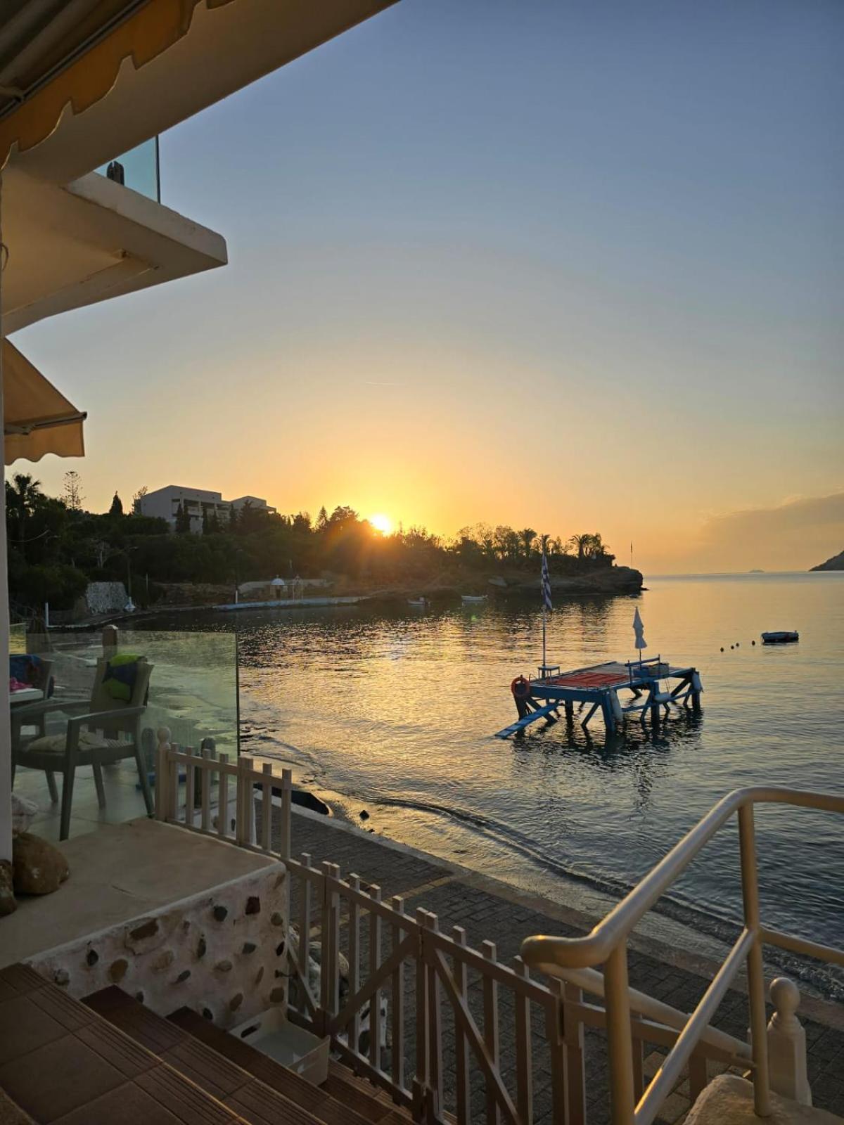 Komissa΄s Beach House Agia Pelagia  Exterior foto
