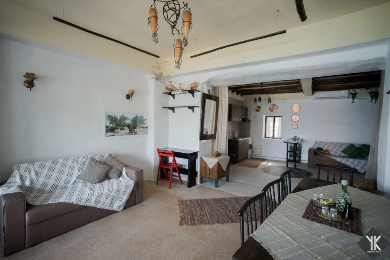 Komissa΄s Beach House Agia Pelagia  Exterior foto